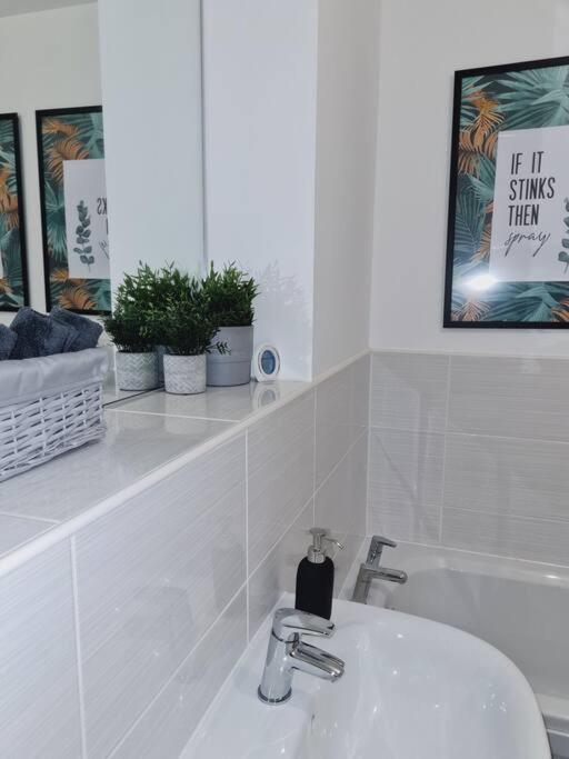 Stylish 2 Bedroom Apartment / Free Gated Parking Глазгоу Екстериор снимка