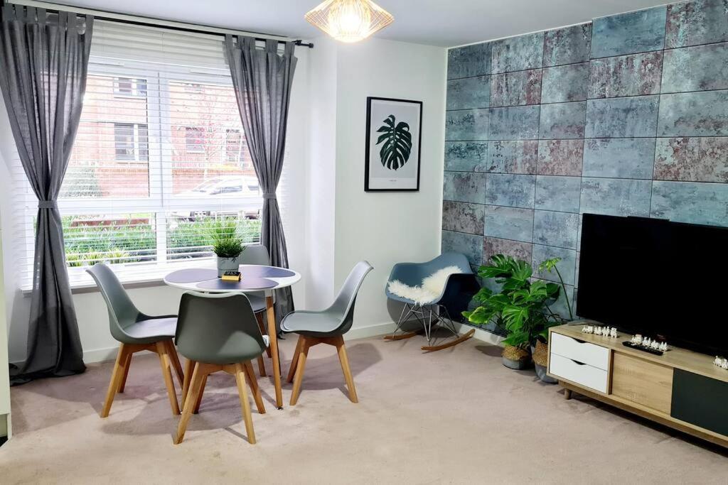 Stylish 2 Bedroom Apartment / Free Gated Parking Глазгоу Екстериор снимка