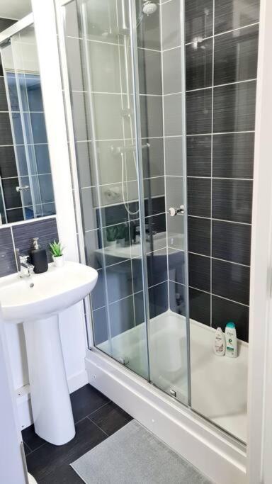 Stylish 2 Bedroom Apartment / Free Gated Parking Глазгоу Екстериор снимка