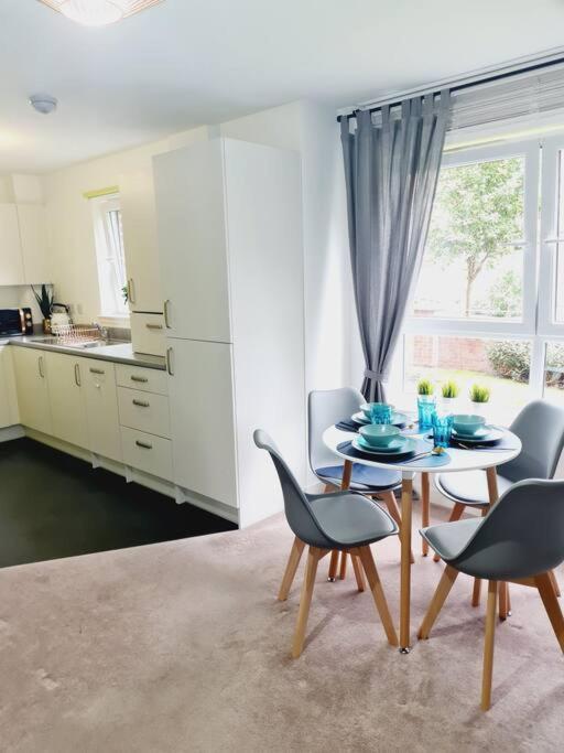 Stylish 2 Bedroom Apartment / Free Gated Parking Глазгоу Екстериор снимка
