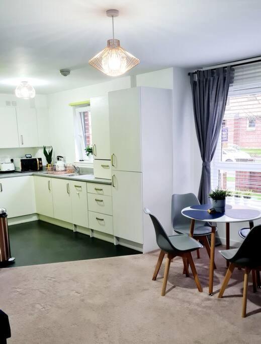 Stylish 2 Bedroom Apartment / Free Gated Parking Глазгоу Екстериор снимка