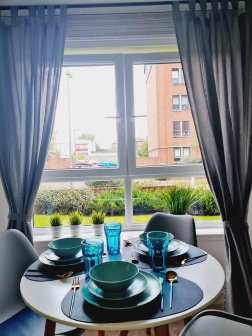 Stylish 2 Bedroom Apartment / Free Gated Parking Глазгоу Екстериор снимка